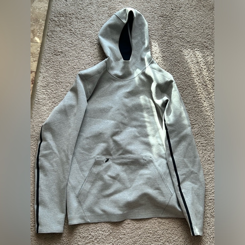 99% new lululemon lightweight shirt, hoodie. Warm, cozy material. Size :L